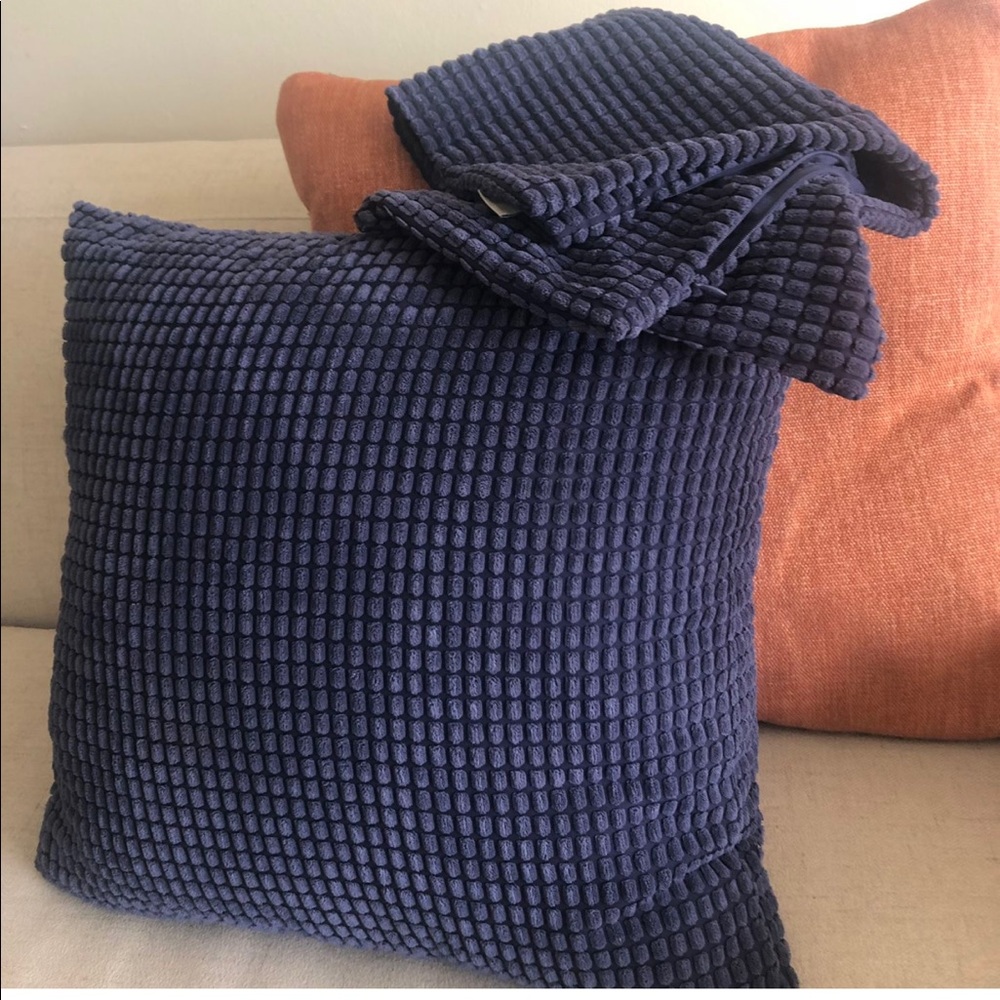 Pillow cover - textured navy pattern ✨ like new